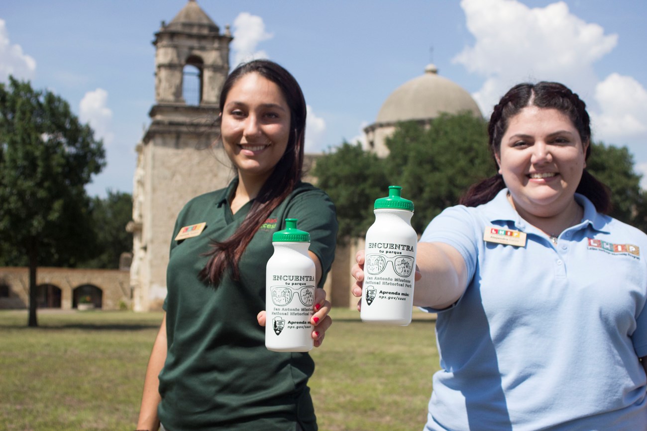 encuentra tu parque 6 LHIP Intern and Community Outreach Fellow hold Latino Conservation Week water bottles