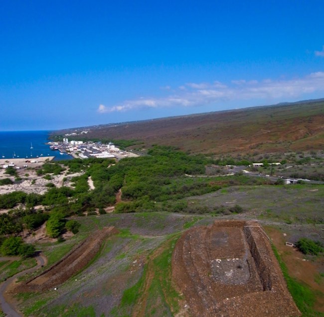 gri-photo-puhe Aerial View of Pu‘ukoholā Heiau and Mailekini Heiau