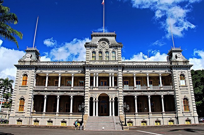 ʻIolani Palace was the royal residence of Queen Liliʻuokalani, the last monarch of Hawai'i. It is listed on the National Register of Historic places and is featured in a Teaching with Historic Places lesson plan. Photo by Jason Raia, CC BY 2.0, https://co