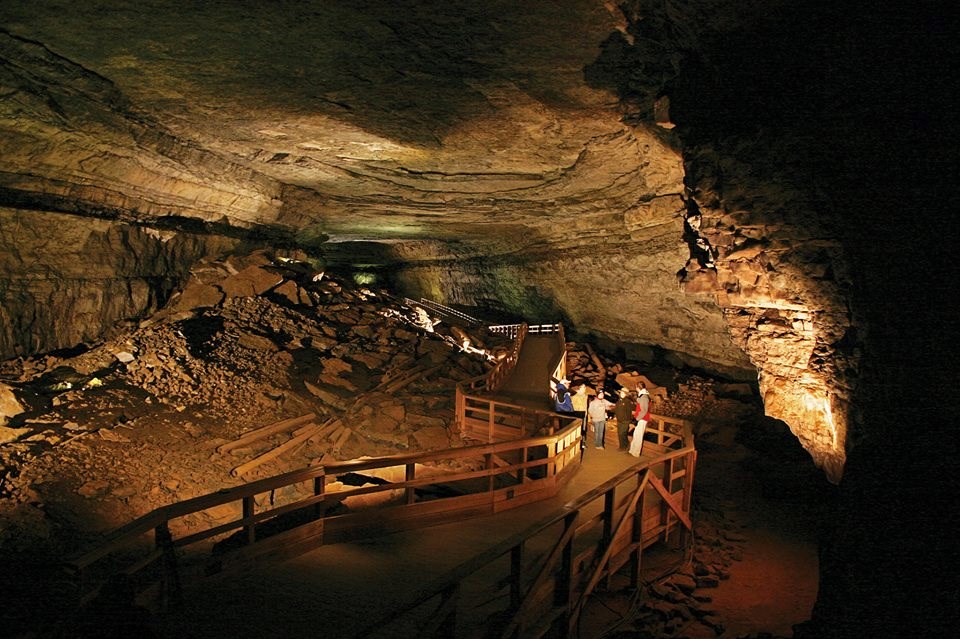 people tour Mammoth Cave