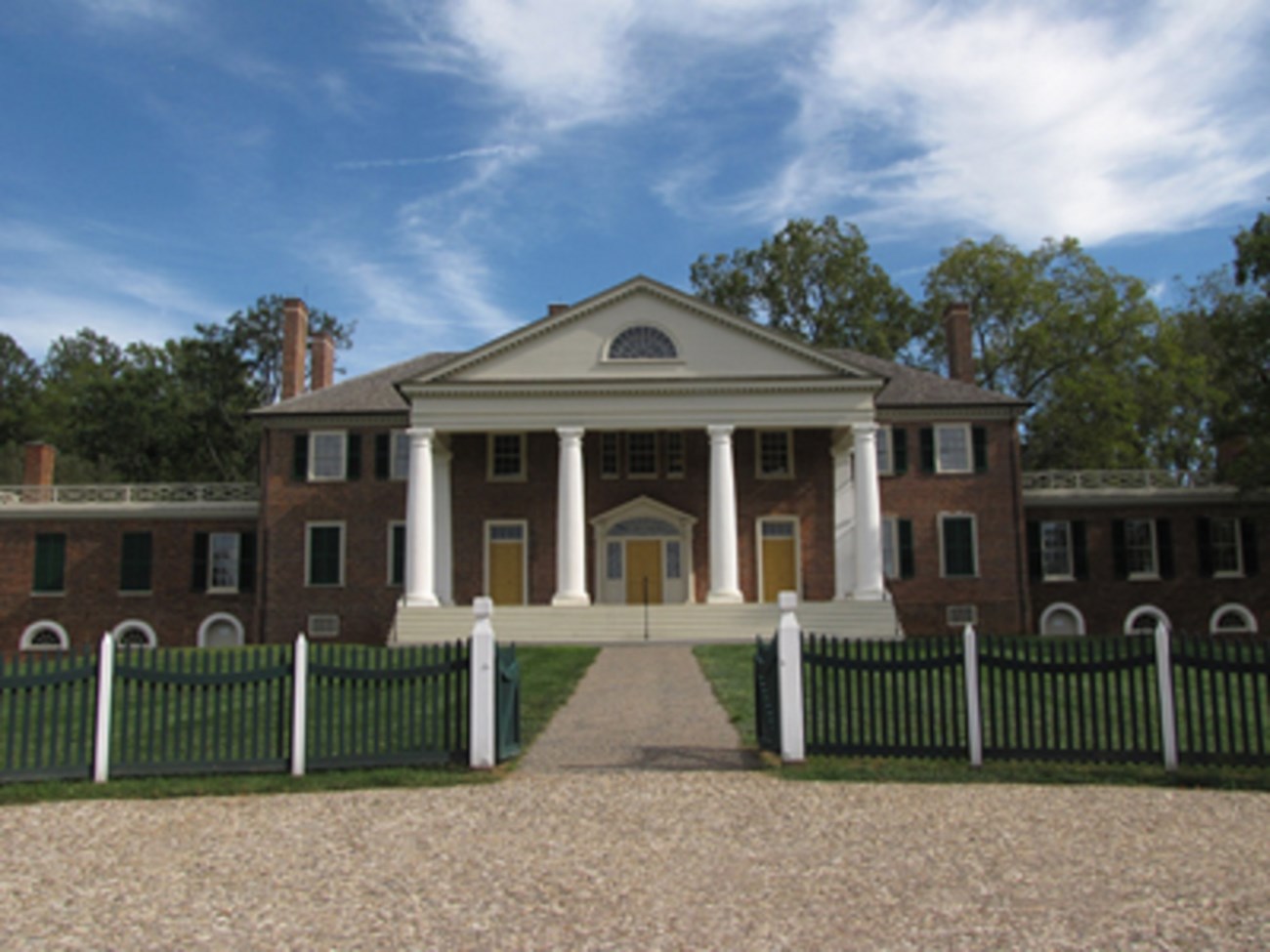 Photo of a large brick house with columns.
