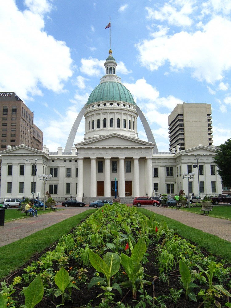 The Old Courthouse with the Gateway Arch behind it, St. Louis. NPS Photo