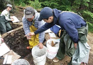 A few Alutiiq people work together on a recent archeological dig. A few Alutiiq people work together on a recent archeological dig.