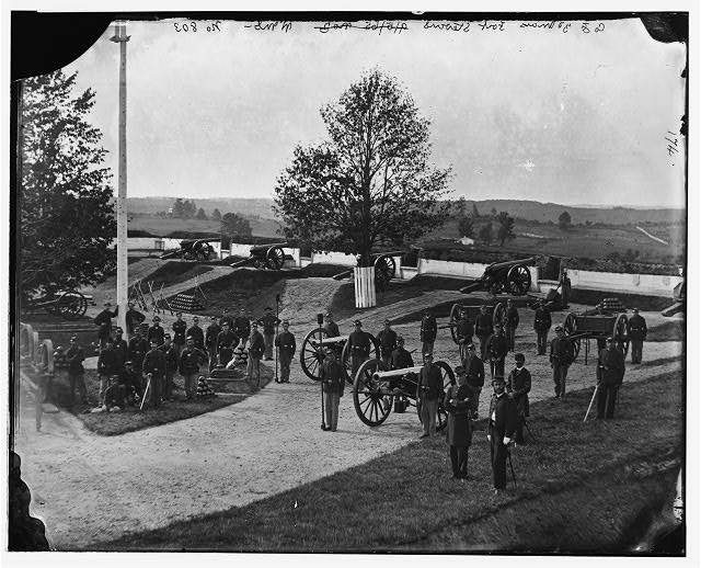 [photo] Union soldiers and artillery behind earthen berms at Fort Stevens.