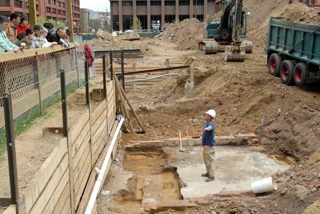 An archeologist discusses the President’s House site with visitors.