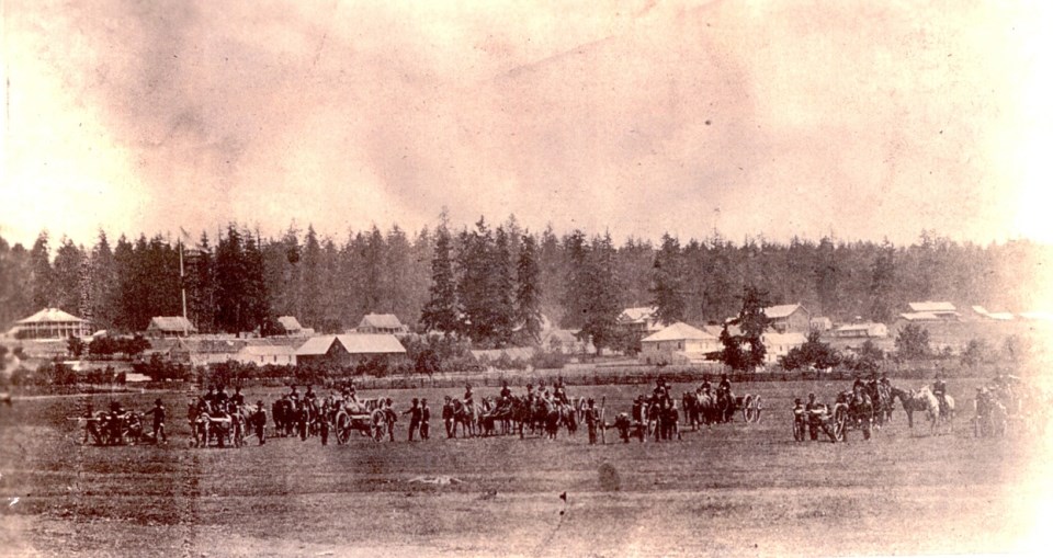 Photo of troops and horses at Vancouver Barracks