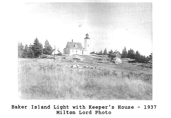 Black and white photo of lighthouse and keeper's house.