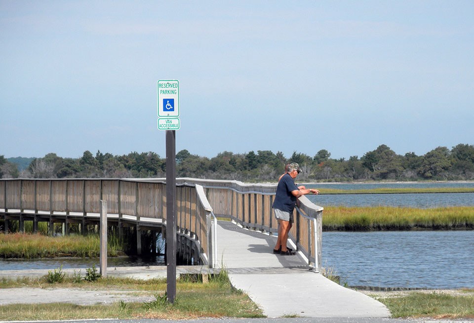 photo of edge of parking lost and entrance to wheelchair accessible trail