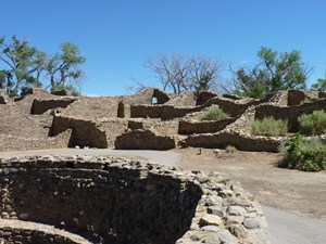Picture of Aztec West kiva with walls behind