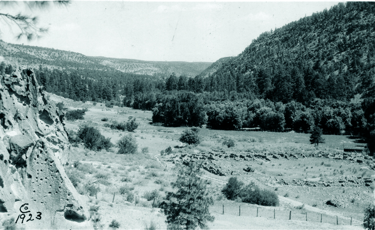 Tyuonyi in 1923 showing fences