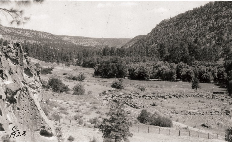 Tyuonyi in 1923 showing fences