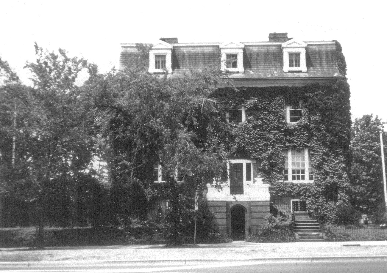 Belmont House in the 1970s covered in ivy