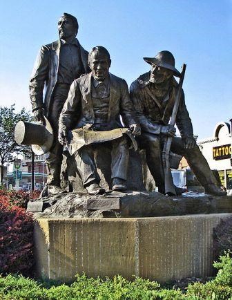 Jim Bridger on the far right as part of the pioneers statue in Westport, Missouri