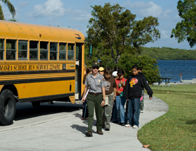 students getting off bus