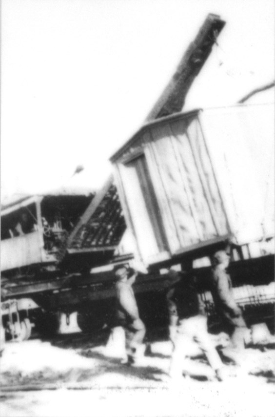 Moving house onto railcar. Moving house onto railcar.