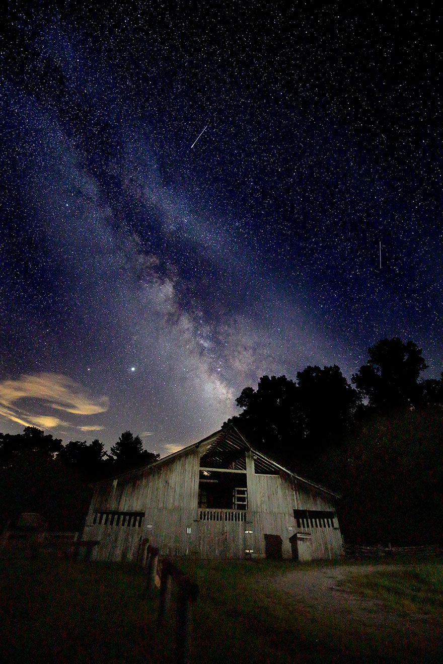 Andrew-Griswold_Milky-Way-Barn_Dark-Skies