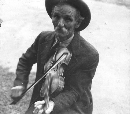 Fiddlin_Bill_Henseley,_Mountain_Fiddler,_Asheville,_North_Carolina_by_Ben_Shahn,_1937_(LOC)_(290626613)