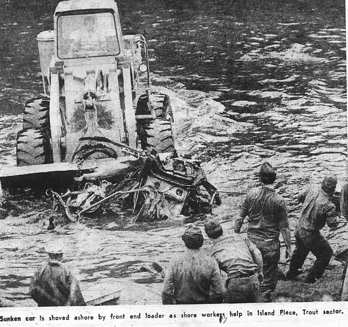 Machine removes sunken car from the Blackstone River