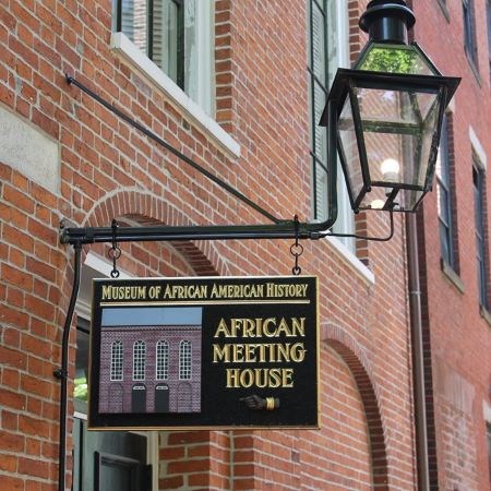 Sign pointing to the entrance of the Museum of African American History