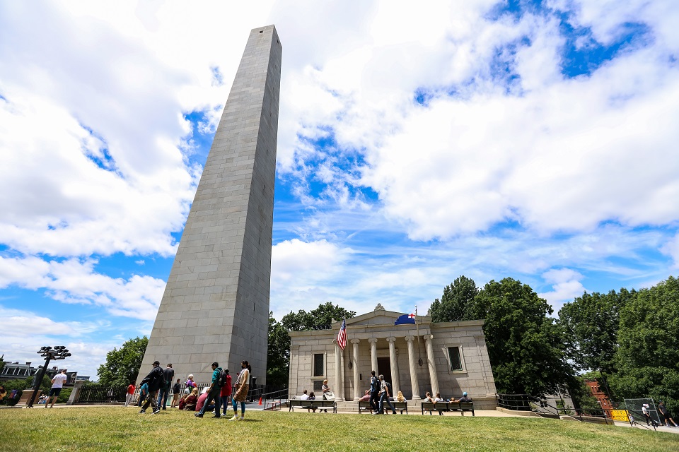 A sunny day at the Bunker Hill Monument and Lodge