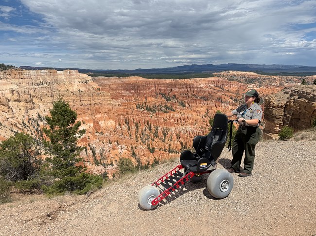 A ranger stands with the Extreme Motus on the Rim trail of Bryce Canyon