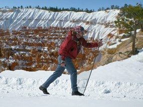 skiing along canyon rim with hoodoos in the background