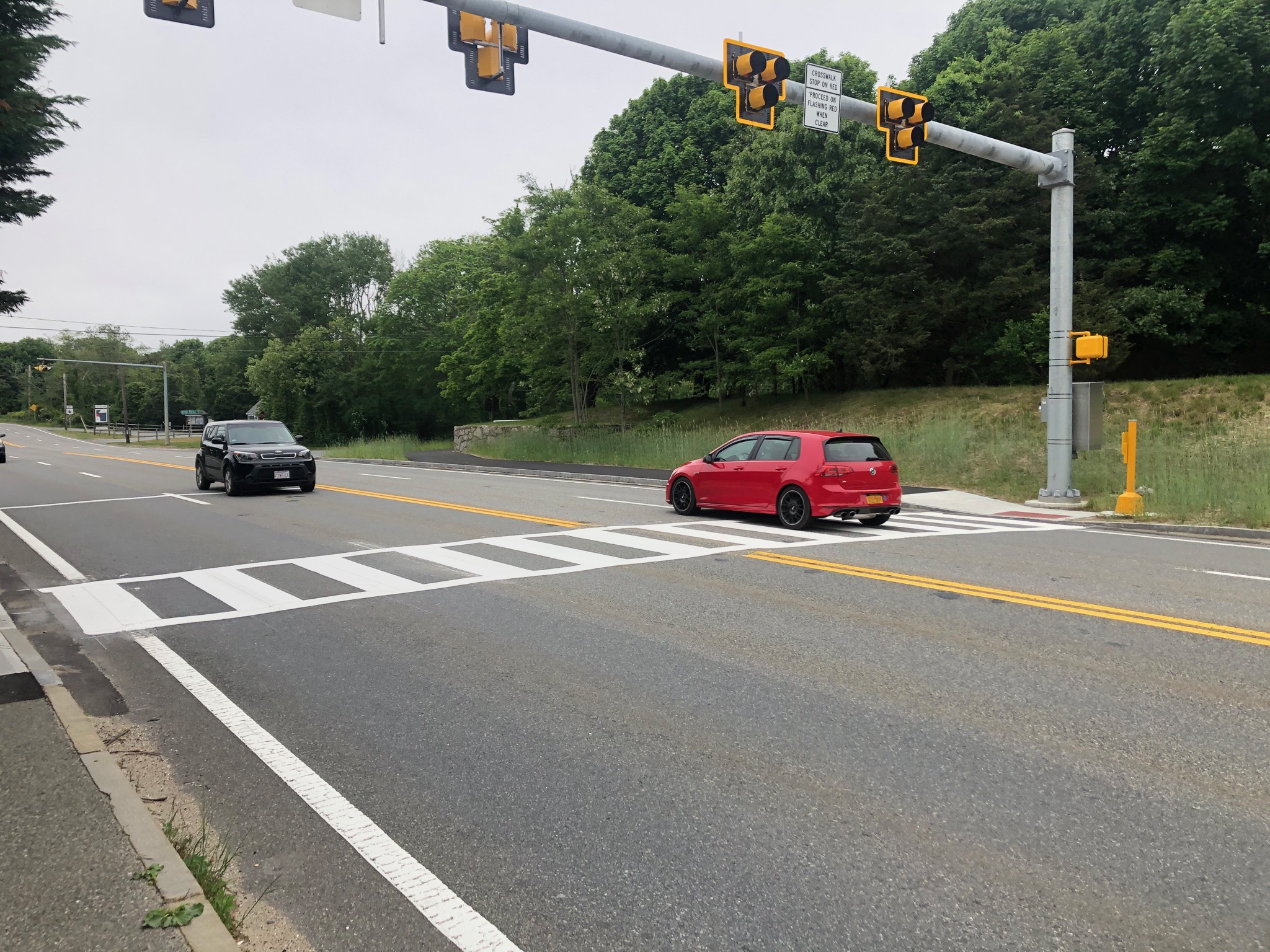 Crossing beacon in Eastham Image of a busy road with cars and a crossing signal