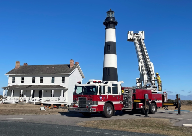 Red fire engine park next to the Bodie Island Double Keepers' Quarters.