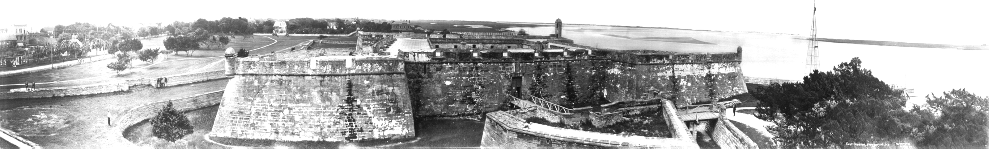 A black & white aerial photo of the Castillo from the early 20th century.