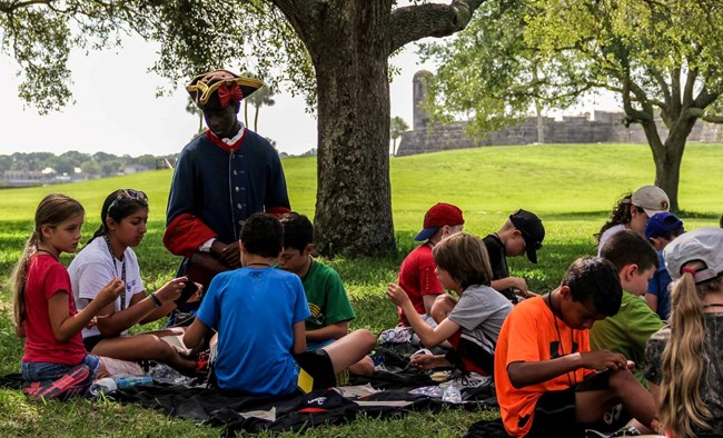 Castillo de San Marcos summer camp picture of kids with soldiers