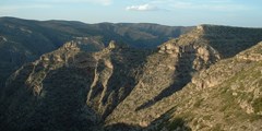Kawasan pedalaman taman ini boleh menjadi sangat lasak, seperti yang ditunjukkan di sini di Yucca Canyon.
