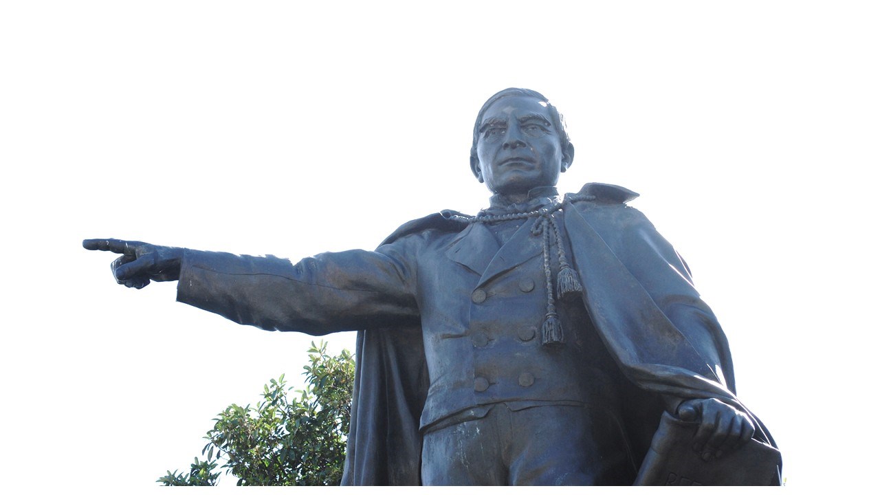 Upper torso portion of bronze Benito Juárez statue with right arm extended and index finger pointing forward