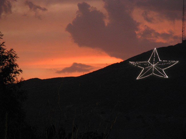 luces en forma de estrella en el superficie de una montaña distante