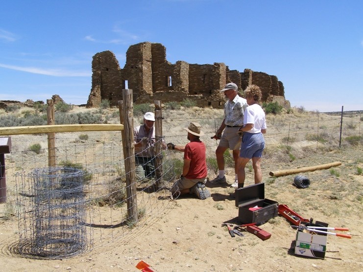 Photo of Sierra Club repairing fencing at Pueblo Pintado