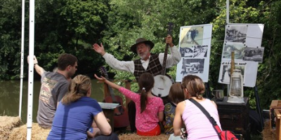 A crowd of people listening to a Canal Program.