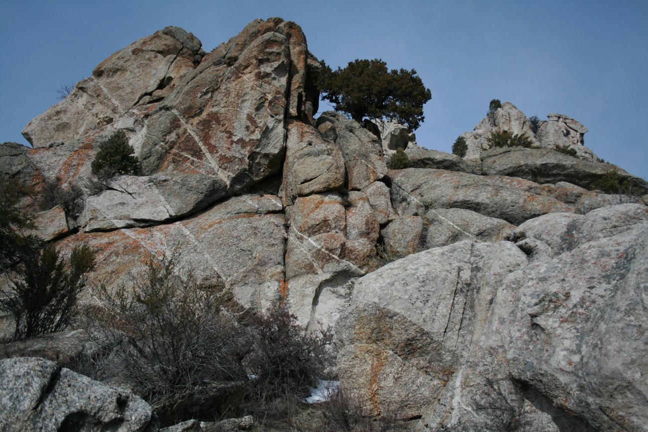 Photo of a steep rocky outcrop of the Almo Pluton.