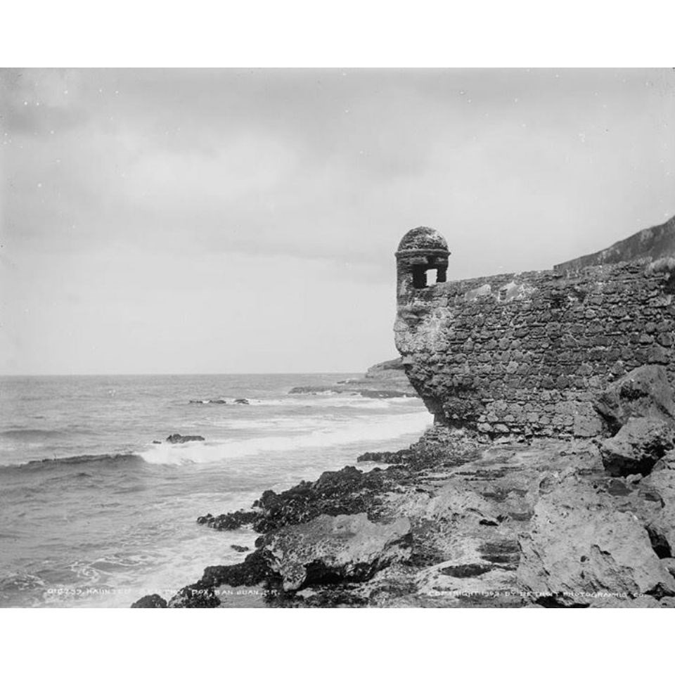 Masonry wall connects to a garita facing the sea