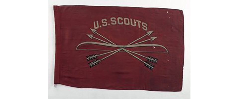 Flag showing a bow, four crossed arrows and the words U.S. Scouts