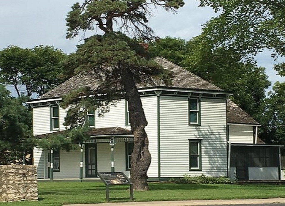 Large farm house, Harry Truman posing with his mother and grandmother