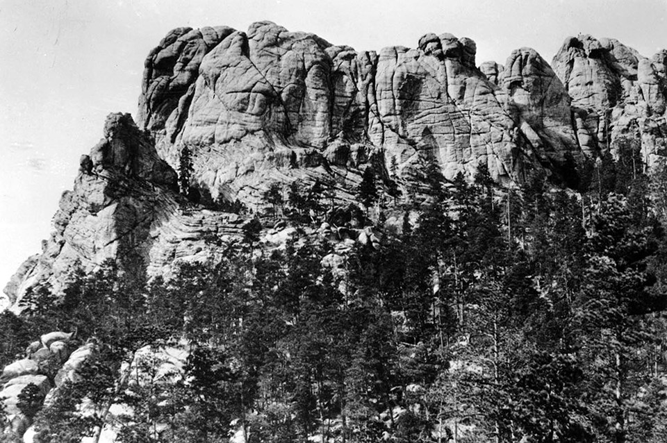 Black and white photo of Mount Rushmore as it appeared before carving began.