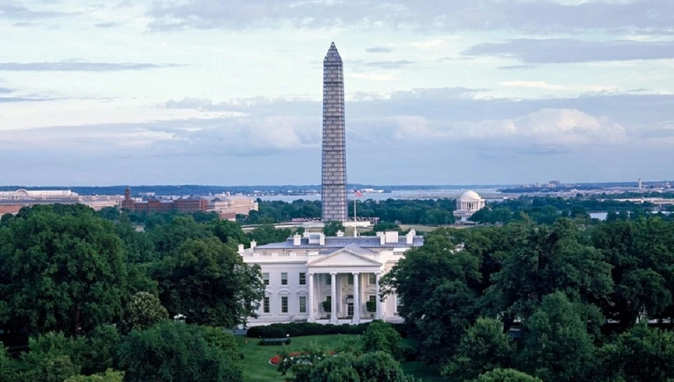 The White House in 1998. The Washington Monument in the background is covered in scaffolding.