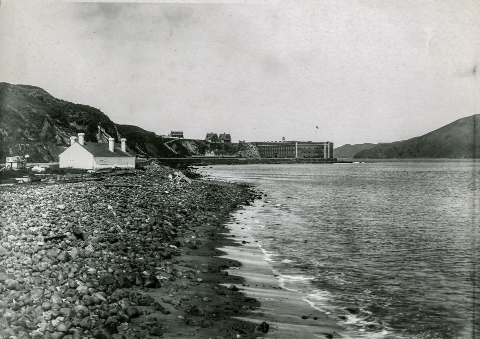 Photo of the lighthouse keepers' quarters on the bluff c1868