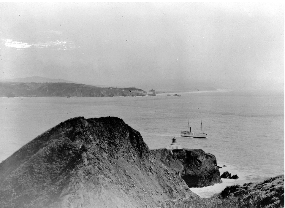 golden gate strait in black and white