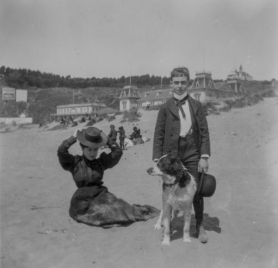 Photo of people in front of the Ocean Beach Pavilion 1898