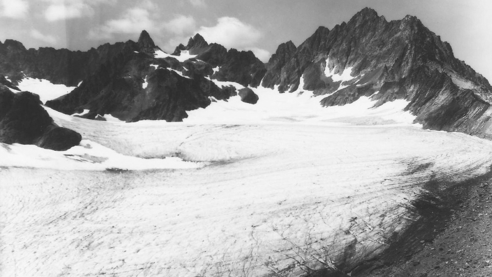 Mount Anderson in 1936, covered in glacial ice and snow