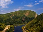 delaware water gap divides the ridge line 