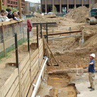 An archeologist discusses the President’s House site with visitors.