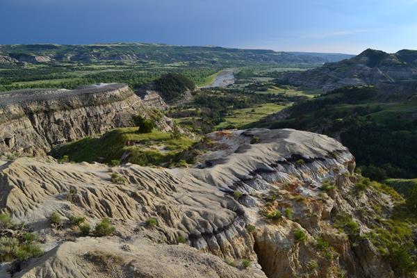 Landscape view of dramatic Badlands with prominent coal seam.