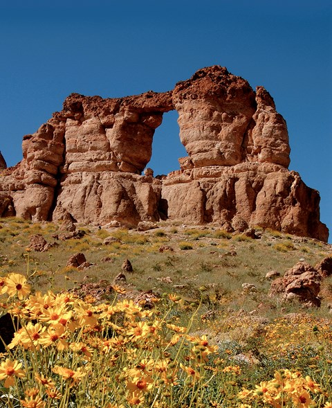 A arch in the middle of a rock.