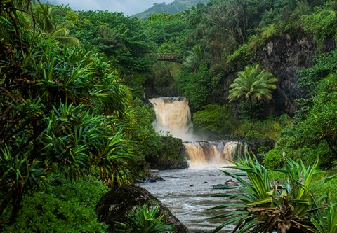 The waterfall at ʻOheʻo Gulch seen from Kūloa Point.